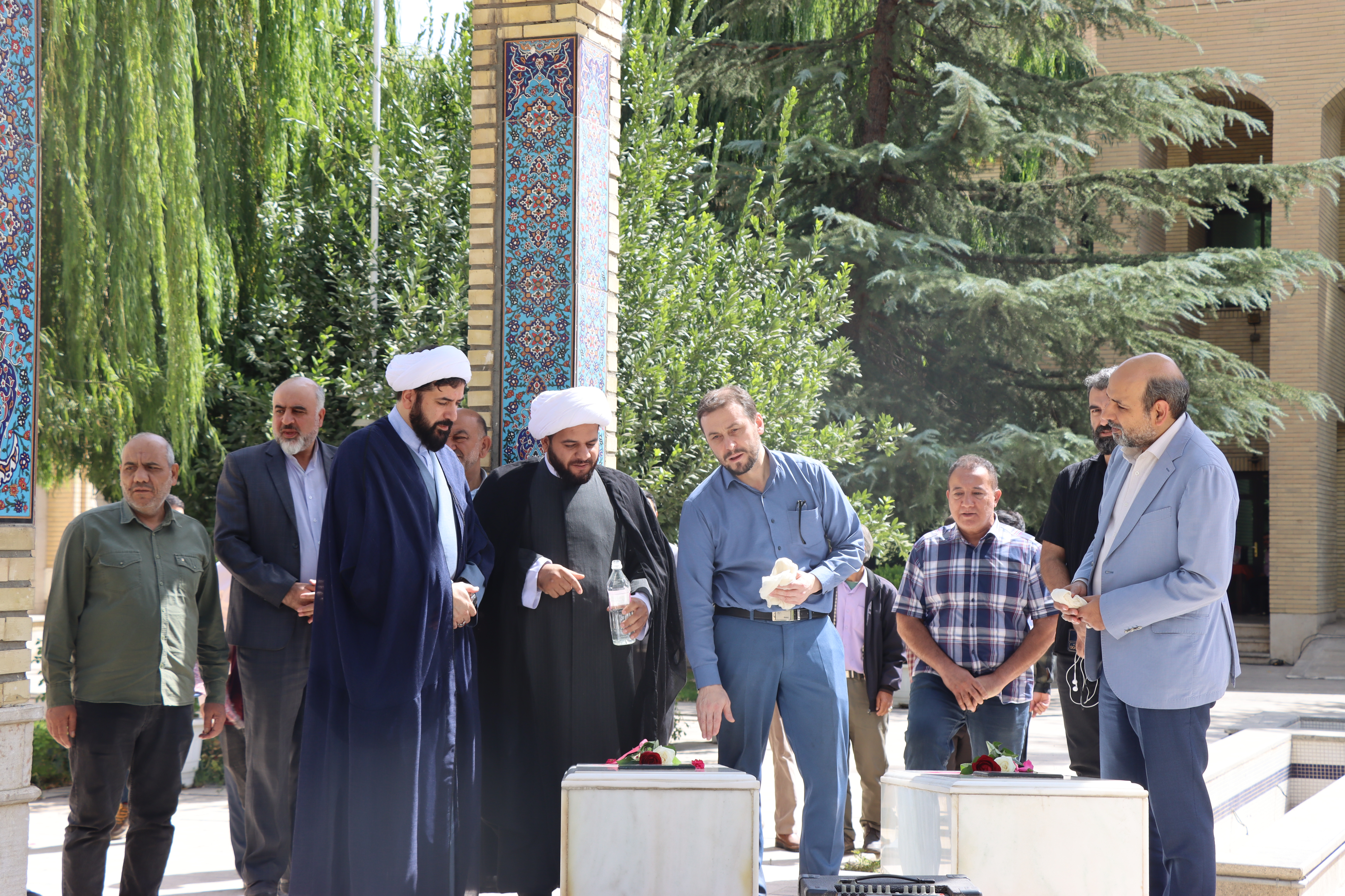 غبارروبی مزار شهدای گمنام به همراه روایتگری از حماسه ها
