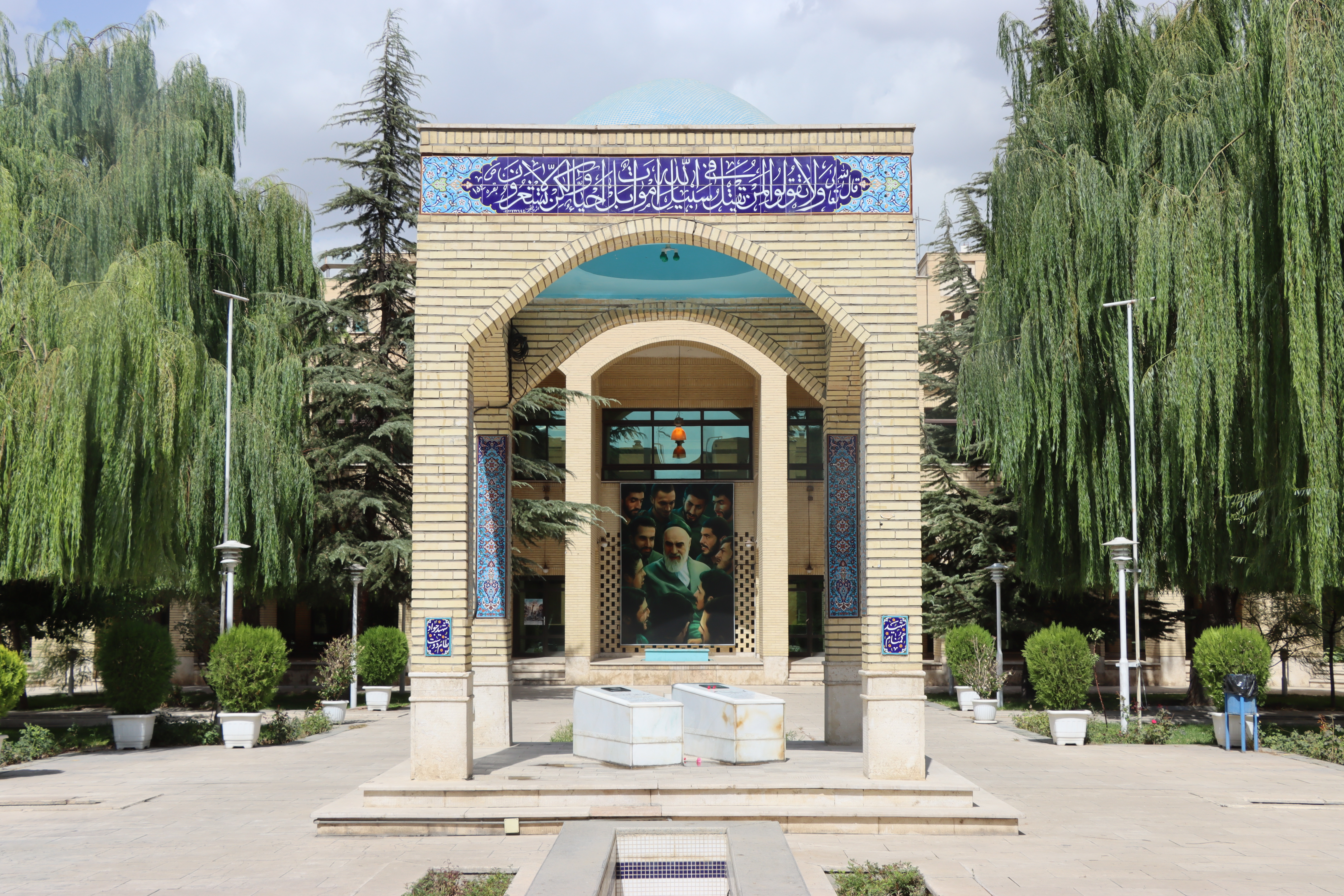غبارروبی مزار شهدای گمنام به همراه روایتگری از حماسه ها