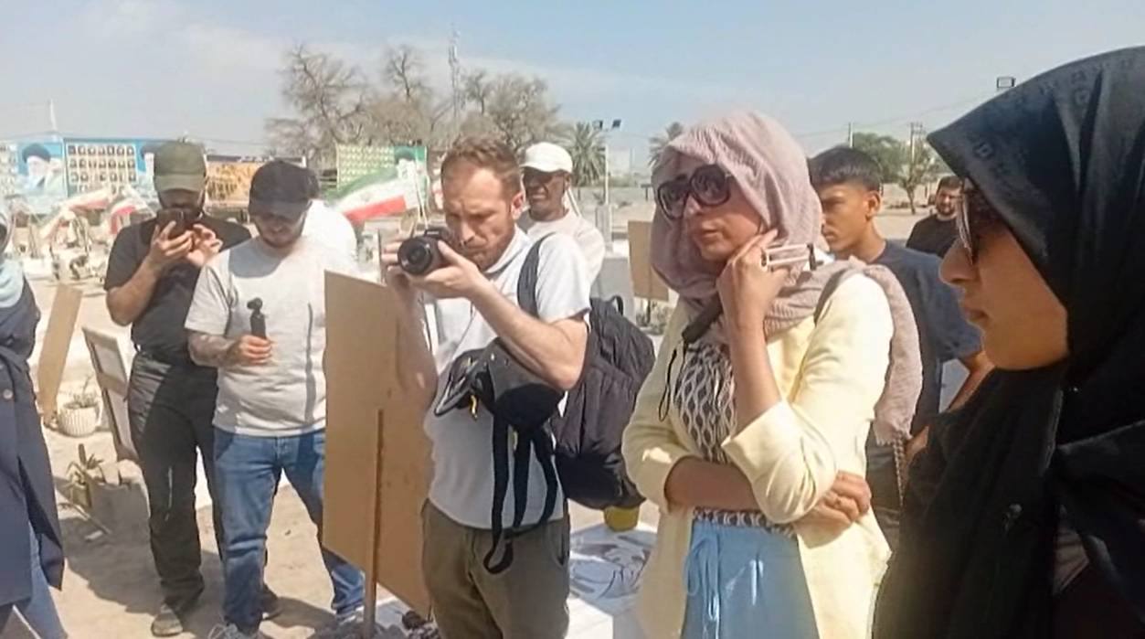 بازدید خبرنگاران خارجی از مدرسه «شجره طیبه» در میناب