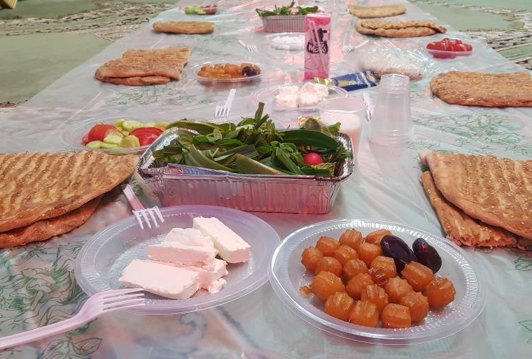 سفره‌های افطاری ساده دانشجویان خوابگاهی دانشگاه صداوسیما