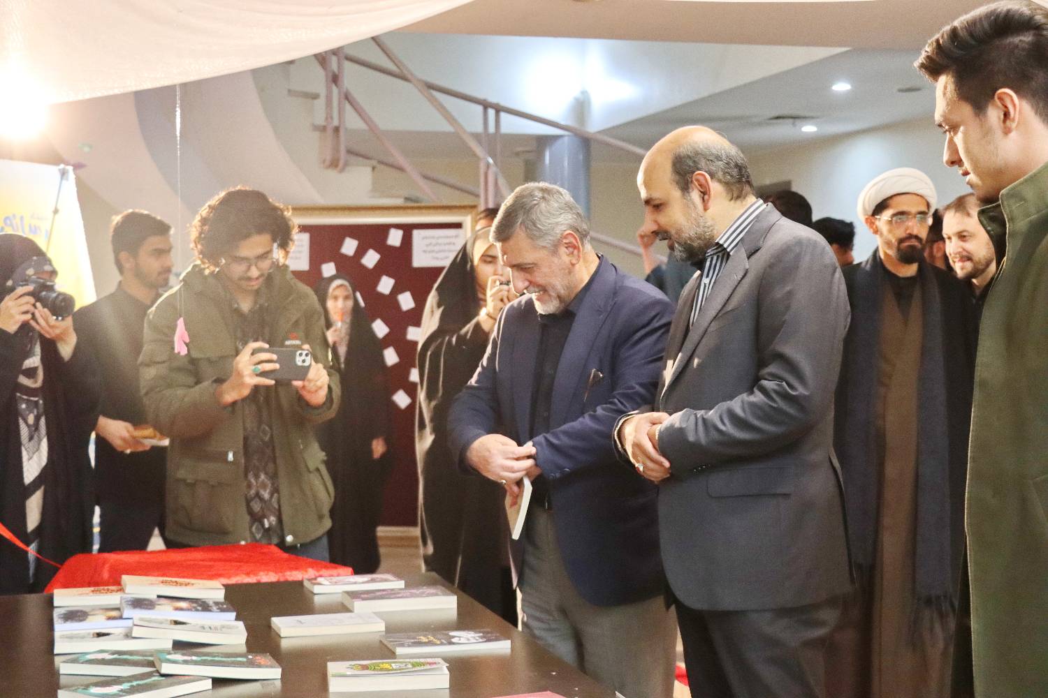 نشست رسانه ماندگار و افتتاح نمایشگاه کتاب در دانشگاه صداوسیما